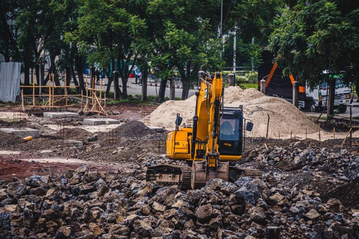 Ekskavatör blokaj taşı seriyor